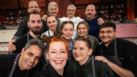 Enie van de Meiklokjes (v.M.) begleitet die Teilnehmer durch die TV-Show "Das gro&szlig;e Backen - Die Profis".