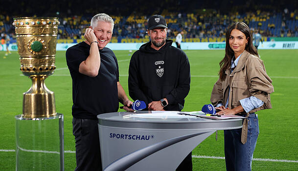 Am Spielfeldrand mit Bastian Schweinsteiger und Sebastian Hoeneß: Lea Wagner möchte nach der Geburt ihres Kindes bald wieder zum Mikrofon greifen. Am Spielfeldrand mit Bastian Schweinsteiger und Sebastian Hoeneß: Lea Wagner möchte nach der Geburt ihres Kindes bald wieder zum Mikrofon greifen.