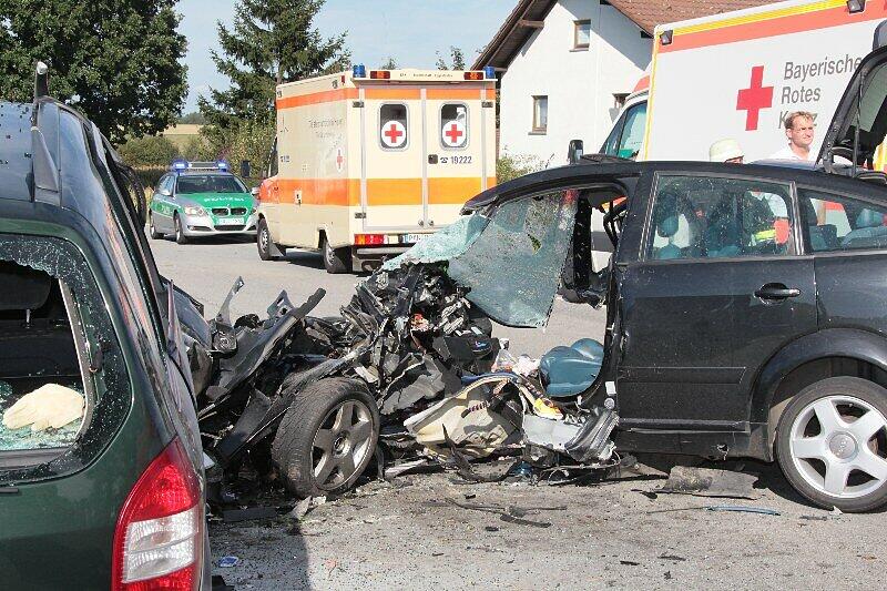 Drei Menschen tot, darunter ein 13-jähriger Junge, ein Kleinkind schwer verletzt: Zwei Autos waren bei einem Überholmanöver am Montagnachmittag frontal miteinander zusammengestoßen, wie die Polizei mitteilte. Die B20 war zunächst komplett gesperrt. Die Bilder vom schrecklichen Unfall.