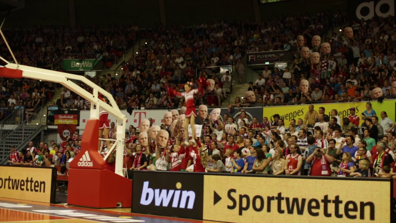 Irre Aktion beim Bayern-Basketball: Im Fanblock tauchen plötzlich große Uli-Hoeneß-Köpfe auf. Die Bilder von der Aktion.