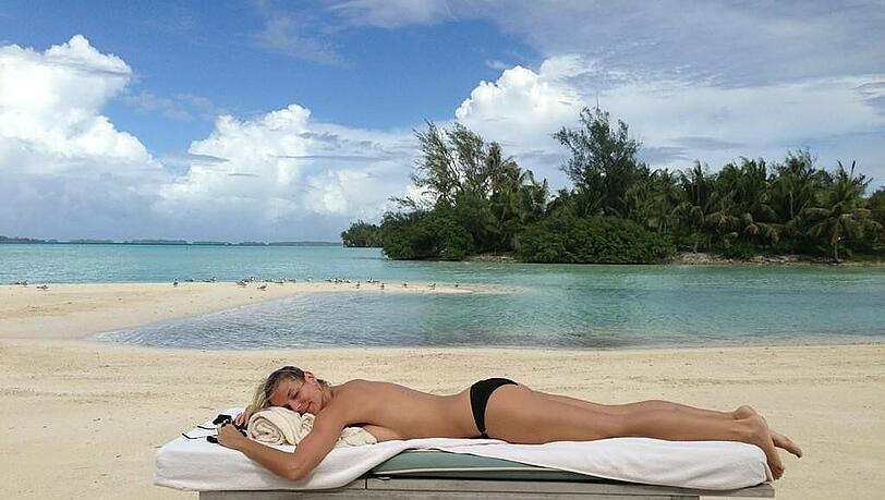 Heidi Klum knapp bekleidet auf einer Liege am Strand. Dieses Foto veröffentlichte die 39-Jährigeüber Twitter im Internet. Heidi Klum knapp bekleidet auf einer Liege am Strand. Dieses Foto veröffentlichte die 39-Jährigeüber Twitter im Internet.