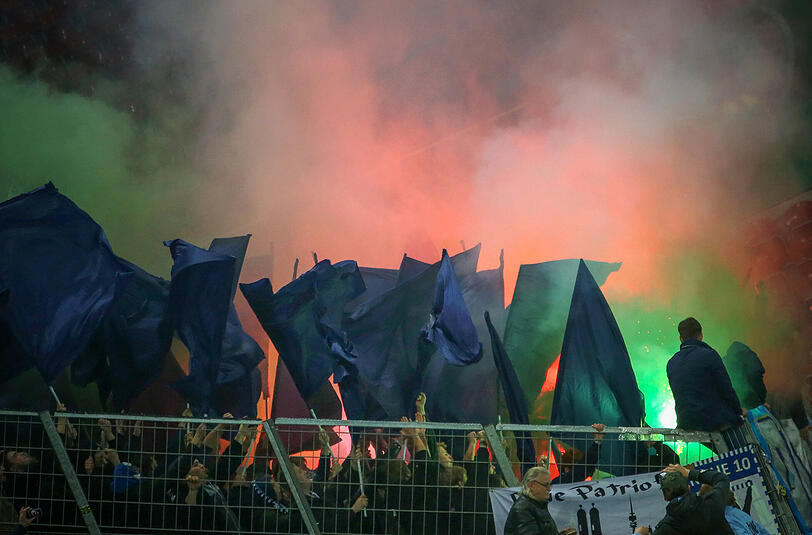 Die Fans des TSV 1860 haben es wieder getan: Beim Pokalspiel gegen Mainz zündeten sie vor dem Anpfiff Rauchbomben und Pyrotechnik.