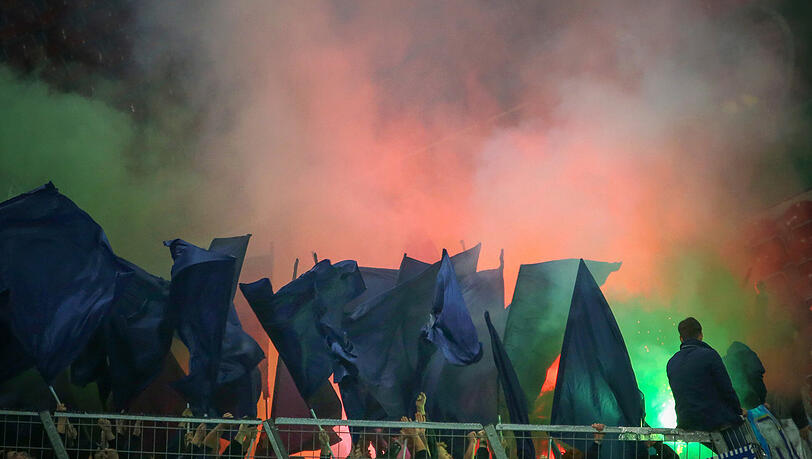 Die Fans des TSV 1860 haben es wieder getan: Beim Pokalspiel gegen Mainz zündeten sie vor dem Anpfiff Rauchbomben und Pyrotechnik. Die Fans des TSV 1860 haben es wieder getan: Beim Pokalspiel gegen Mainz zündeten sie vor dem Anpfiff Rauchbomben und Pyrotechnik.