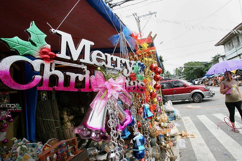 Ein Philippine verkauft Weihnachts-Schmuck in Quezon City, einem östllichen Vorort von Manila.