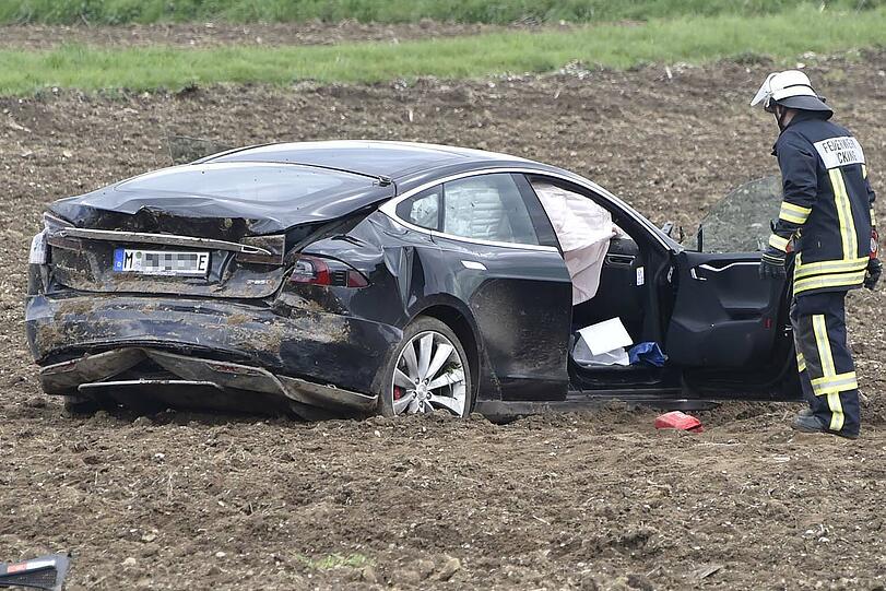 Der 100.000 Euro teure Tesla überschlug sich und blieb auf einem Acker liegen.