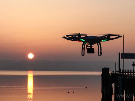 Der Multicopter ist zirka ein Kilo schwer und kehrt bei Ausfall der Fernbedienung automatisch zu seinem Ursprungsort zurück.