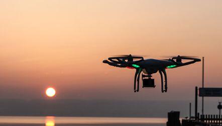 Der Multicopter ist zirka ein Kilo schwer und kehrt bei Ausfall der Fernbedienung automatisch zu seinem Ursprungsort zurück. Der Multicopter ist zirka ein Kilo schwer und kehrt bei Ausfall der Fernbedienung automatisch zu seinem Ursprungsort zurück.