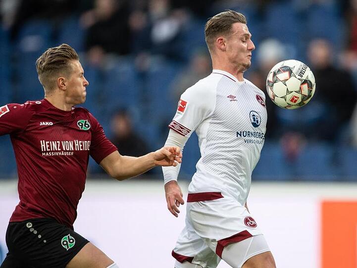 Matthias Ostrzolek (l) von Hannover 96 spielt gegen Törles Knöll vom 1. FC Nürnberg. Foto: Swen Pförtner/Archiv