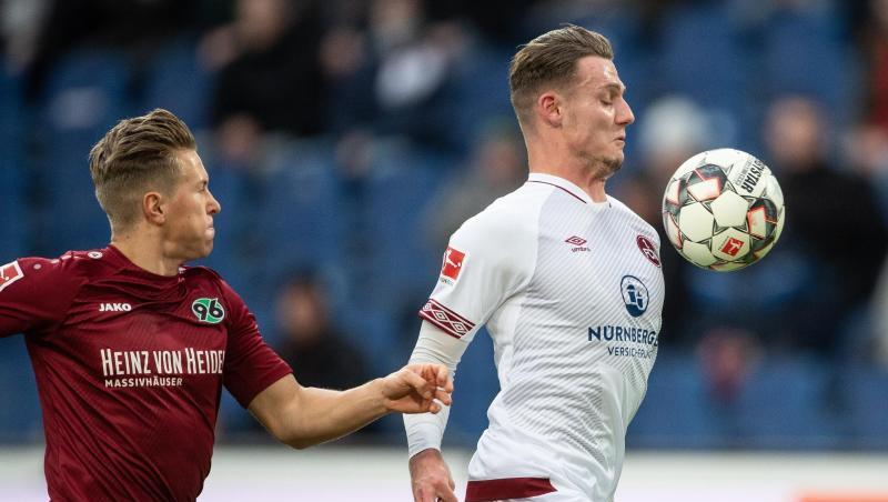 Matthias Ostrzolek (l) von Hannover 96 spielt gegen Törles Knöll vom 1. FC Nürnberg. Foto: Swen Pförtner/Archiv Matthias Ostrzolek (l) von Hannover 96 spielt gegen Törles Knöll vom 1. FC Nürnberg. Foto: Swen Pförtner/Archiv