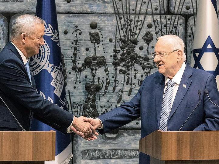 Staatspräsident Reuven Rivlin (r) hat Oppositionsführer Benny Gantz mit der Regierungsbildung beauftragt (Archiv).