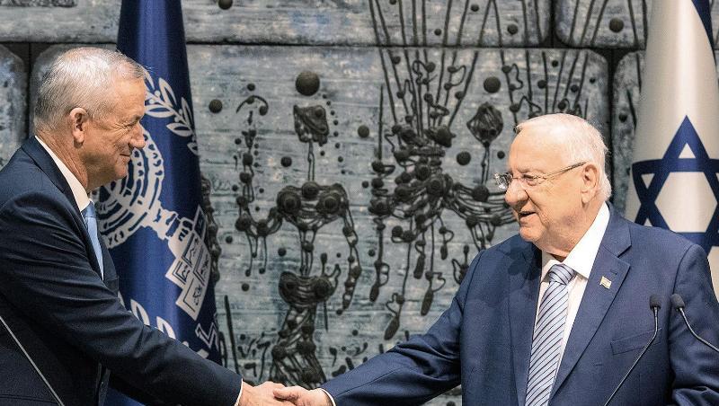 Staatspräsident Reuven Rivlin (r) hat Oppositionsführer Benny Gantz mit der Regierungsbildung beauftragt (Archiv).