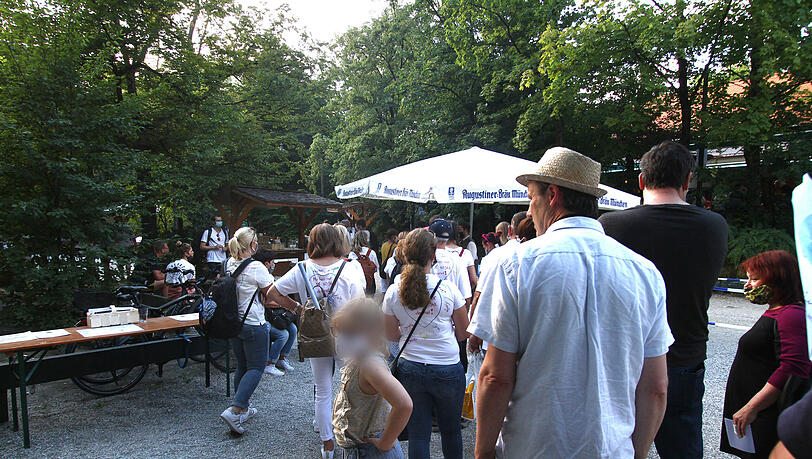 Besucher warten vor dem Augustinerkeller auf den Einlass in den Biergarten.
