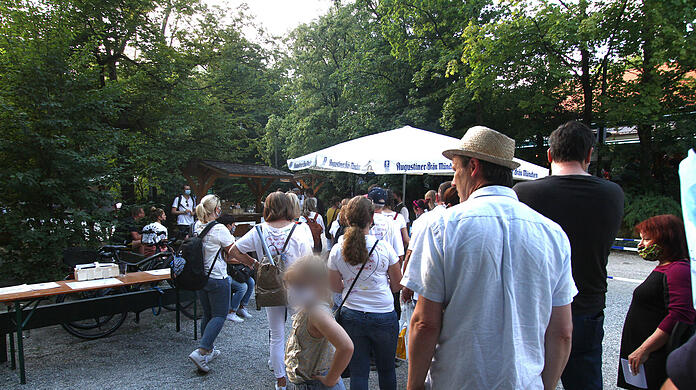 Besucher warten vor dem Augustinerkeller auf den Einlass in den Biergarten.