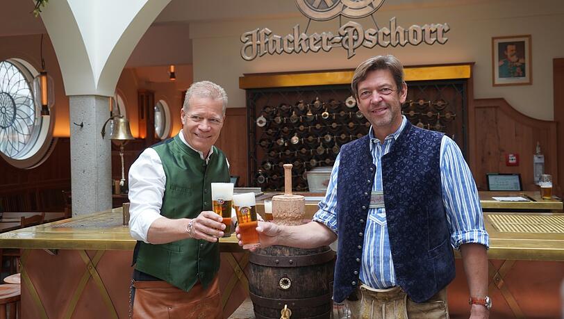 Andreas Steinfatt (links) und Peter Reichert prosten auf die Zukunft.