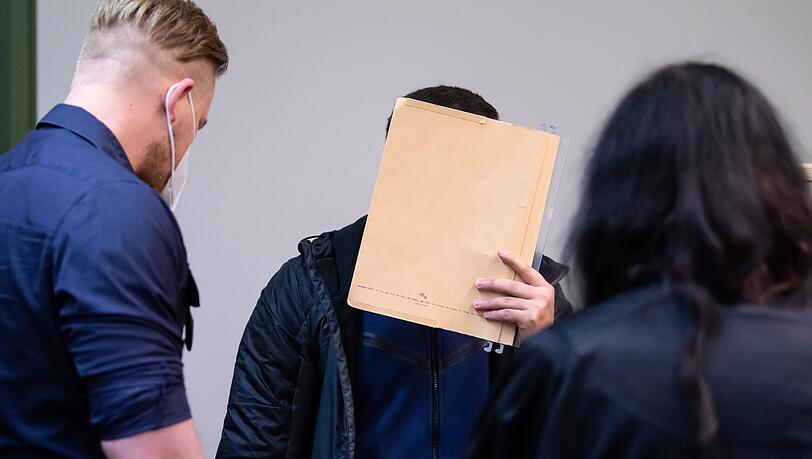 Der angeklagte Mann wird in den Gerichtssaal geführt. Der angeklagte Mann wird in den Gerichtssaal geführt.