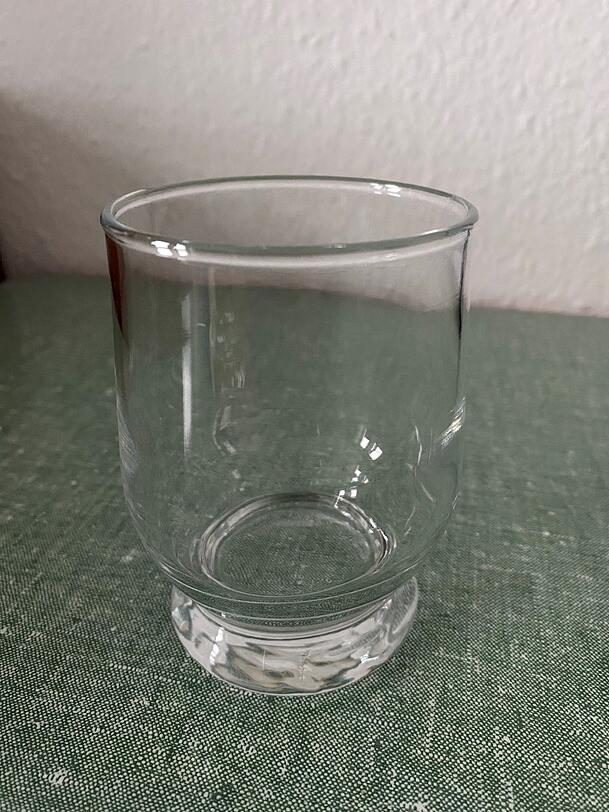 Diese Gläser gibt es nicht mehr. Heute wird der Senf nur noch im Schraubglas verkauft. Diese Gläser gibt es nicht mehr. Heute wird der Senf nur noch im Schraubglas verkauft.