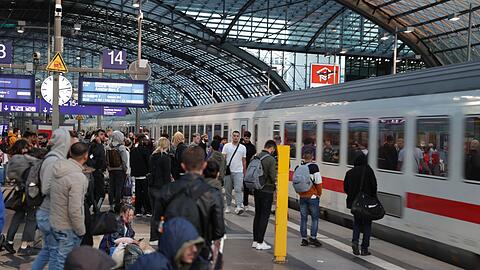 Reisende am Berliner Hauptbahnhof warten auf einen Zug nach Amsterdam.