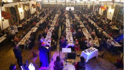 Wie auch im vergangenen Jahr lädt das Hofbräuhaus Wohnungslose Menschen zum Essen ein. Wie auch im vergangenen Jahr lädt das Hofbräuhaus Wohnungslose Menschen zum Essen ein.