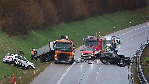 Einsatzkräfte arbeiten an der Unfallstelle.