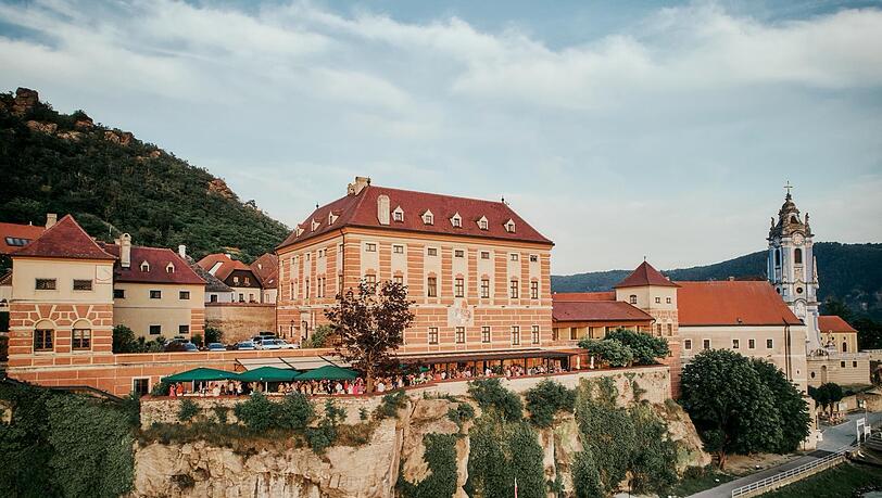 Ein fürstlicher Logenplatz: Das Hotel Schloss Dürnstein steht auf einem Felsen über der Donau. Ein fürstlicher Logenplatz: Das Hotel Schloss Dürnstein steht auf einem Felsen über der Donau.