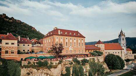 Ein fürstlicher Logenplatz: Das Hotel Schloss Dürnstein steht auf einem Felsen über der Donau.