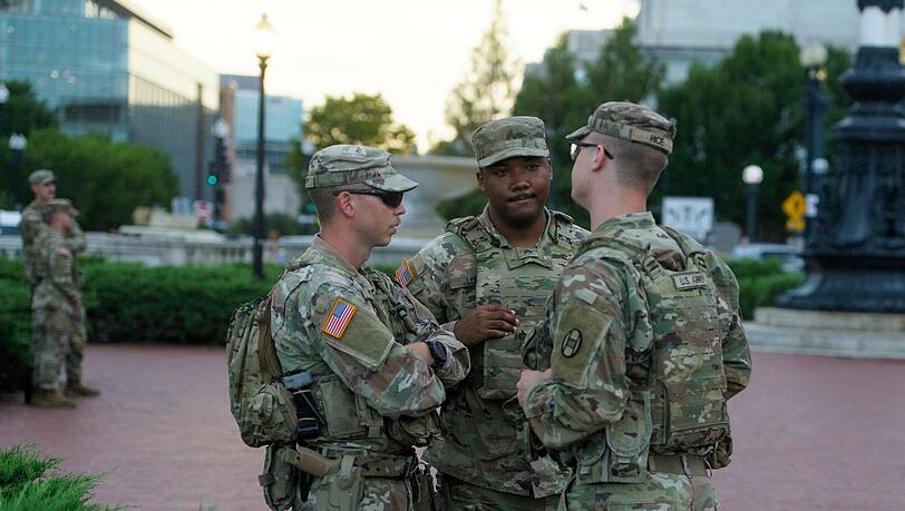 Nationalgardisten tragen nun auch Waffen in Washington.