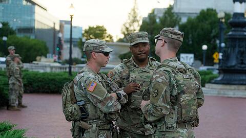 Nationalgardisten tragen nun auch Waffen in Washington.