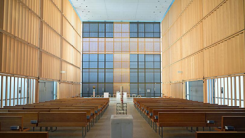 Die Herz Jesu-Kirche lockt mit ihrer ungewöhnlichen Architektur viele Besucher an. Die Herz Jesu-Kirche lockt mit ihrer ungewöhnlichen Architektur viele Besucher an.