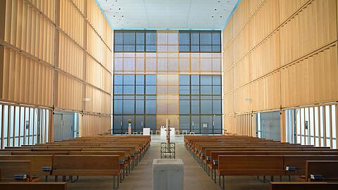 Die Herz Jesu-Kirche lockt mit ihrer ungewöhnlichen Architektur viele Besucher an.