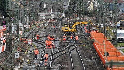 Monatelang war die Riedbahn wegen einer Generalsanierung gesperrt, seitdem sind die Züge nach Angaben der Deutschen Bahn pünktlicher. (Archivbild)