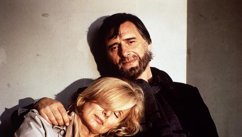 Ruth-Maria Kubitschek und Helmut Fischer als Spatzl und Monaco Franze: Nach v&ouml;lligem Absturz landen sie in der letzten Folge der Serie in den Hofgartenarkaden - unter &bdquo;Naxos&ldquo; von Richard Seewald.