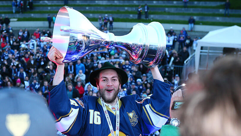 Archivbild vom 26. April 2016: Konrad Abeltshauser stemmt den DEL-Meisterpokal im Olympiapark in die H&ouml;he