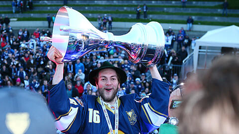Archivbild vom 26. April 2016: Konrad Abeltshauser stemmt den DEL-Meisterpokal im Olympiapark in die H&ouml;he