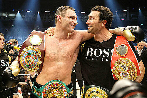 Wladimir Klitschko (r.) mit seinem Bruder Vitali