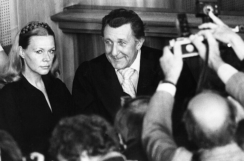 Verteidiger Rolf Bossi mit Ingrid van Bergen bei Prozessbeginn am 20.07.1977. Sie musste sich wegen Totschlags an ihrem Geliebten Klaus Knaths verantworten.