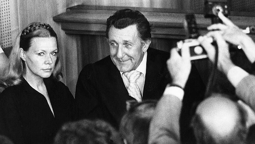Verteidiger Rolf Bossi mit Ingrid van Bergen bei Prozessbeginn am 20.07.1977. Sie musste sich wegen Totschlags an ihrem Geliebten Klaus Knaths verantworten. Verteidiger Rolf Bossi mit Ingrid van Bergen bei Prozessbeginn am 20.07.1977. Sie musste sich wegen Totschlags an ihrem Geliebten Klaus Knaths verantworten.