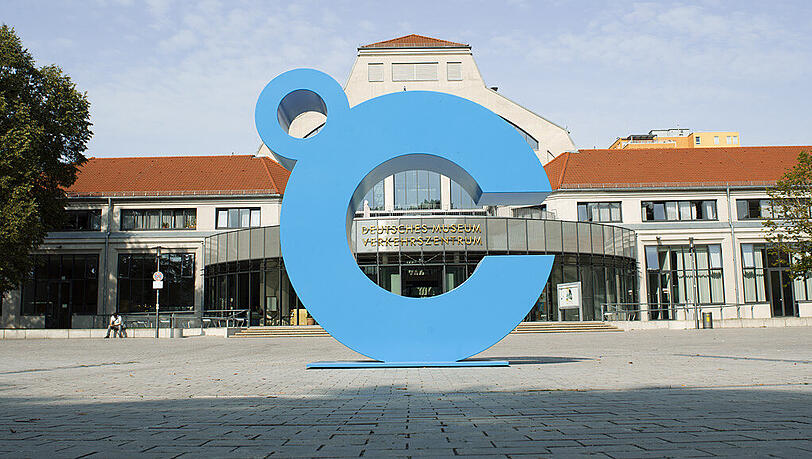Ein blauer Riese auf Stadtrundfahrt. Was hat es damit auf sich? Ein blauer Riese auf Stadtrundfahrt. Was hat es damit auf sich?
