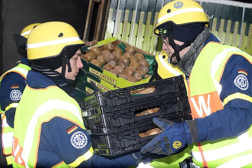 Der Lastwagen hatte tonnenweise Kiwis geladen, die vom THW für die Bergung nach draußen geschafft werden mussten.