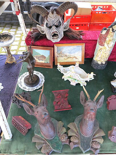 Bunte Gesellschaft mit Krampus.