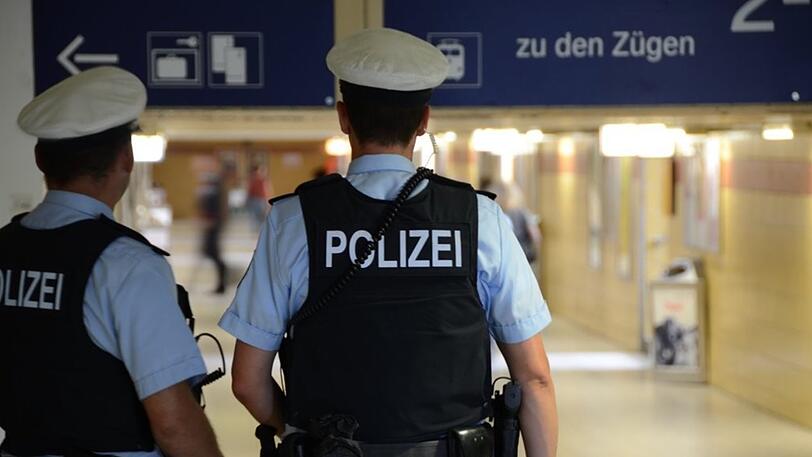 Hintergrund war zu geringer Abstand: Ein 19-Jähriger hat am Sonntagabend in einem Aufzug im Ostbahnhof eine 75-Jährige gestoßen. (Symbolbild)
