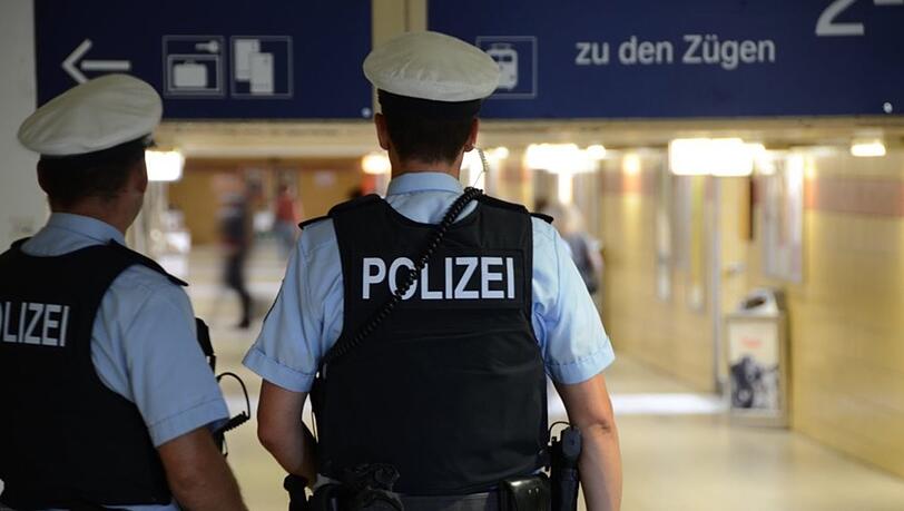Hintergrund war zu geringer Abstand: Ein 19-Jähriger hat am Sonntagabend in einem Aufzug im Ostbahnhof eine 75-Jährige gestoßen. (Symbolbild)