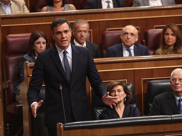 Pedro Sanchez (l.), amtierender Ministerpräsident von Spanien, während einer Kontrollsitzung im spanischen Parlament.