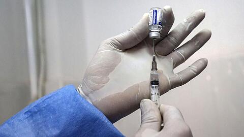 Noch gibt es weltweit zu wenige Impfdosen gegen das Coronavirus. Das liegt auch daran, dass die produzierenden Pharmakonzerne ihre Patente eifersüchtig hüten.