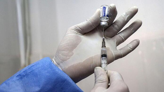 Noch gibt es weltweit zu wenige Impfdosen gegen das Coronavirus. Das liegt auch daran, dass die produzierenden Pharmakonzerne ihre Patente eifersüchtig hüten.