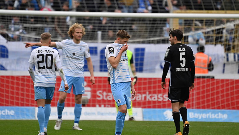Sie wackelt derzeit: Die Löwen-Defensive um Yannick Deichmann und Jesper Verlaat. Sie wackelt derzeit: Die Löwen-Defensive um Yannick Deichmann und Jesper Verlaat.