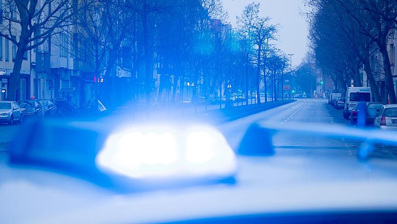 Ein Blaulicht leuchtet auf dem Dach eines Streifenwagens der Polizei.