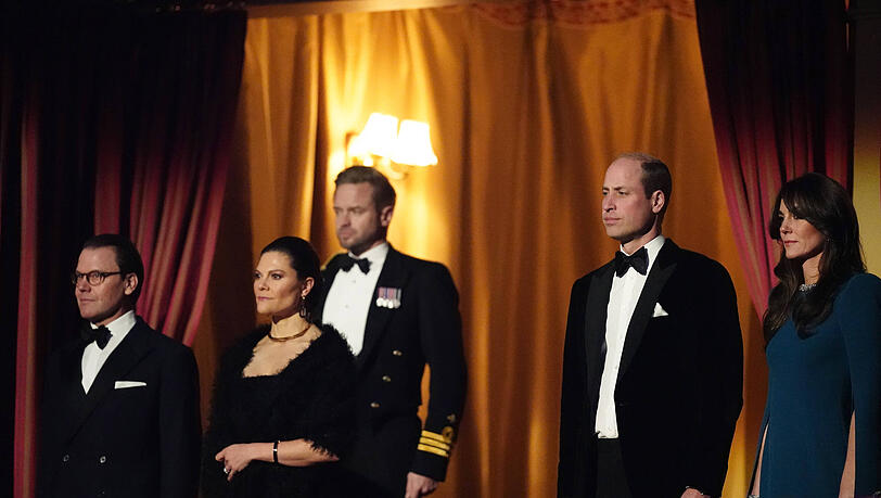 Prinz William und Prinzessin Kate besuchten die "Royal Variety Performance" mit Prinz Daniel und Prinzessin Victoria.