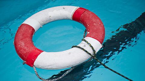 Schwimmen macht Spaß, birgt aber auch Gefahren. Menschen sollten diese nicht unterschätzen. (Symbolbild)