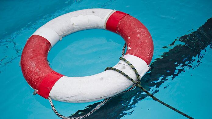 Schwimmen macht Spaß, birgt aber auch Gefahren. Menschen sollten diese nicht unterschätzen. (Symbolbild)