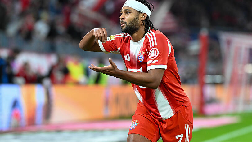 Serge Gnabry bei seinem Jubel mit der Rühr-Geste. Vielleicht für einen Matcha Latte? Abseits des Platzes investiert er in ein Unternehmen, das Milchalternativen entwickelt und produziert. Serge Gnabry bei seinem Jubel mit der Rühr-Geste. Vielleicht für einen Matcha Latte? Abseits des Platzes investiert er in ein Unternehmen, das Milchalternativen entwickelt und produziert.